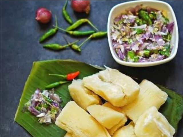 Boiled tapioca with bird's-eye chilli chutney — photograph