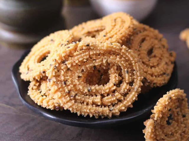Murukku — savoury deep-fried rice-flour snack (thattai, mixture) — photograph