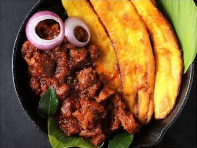 Pazhampori (ripe nendran fritter) served with beef roast or beef curry — photograph